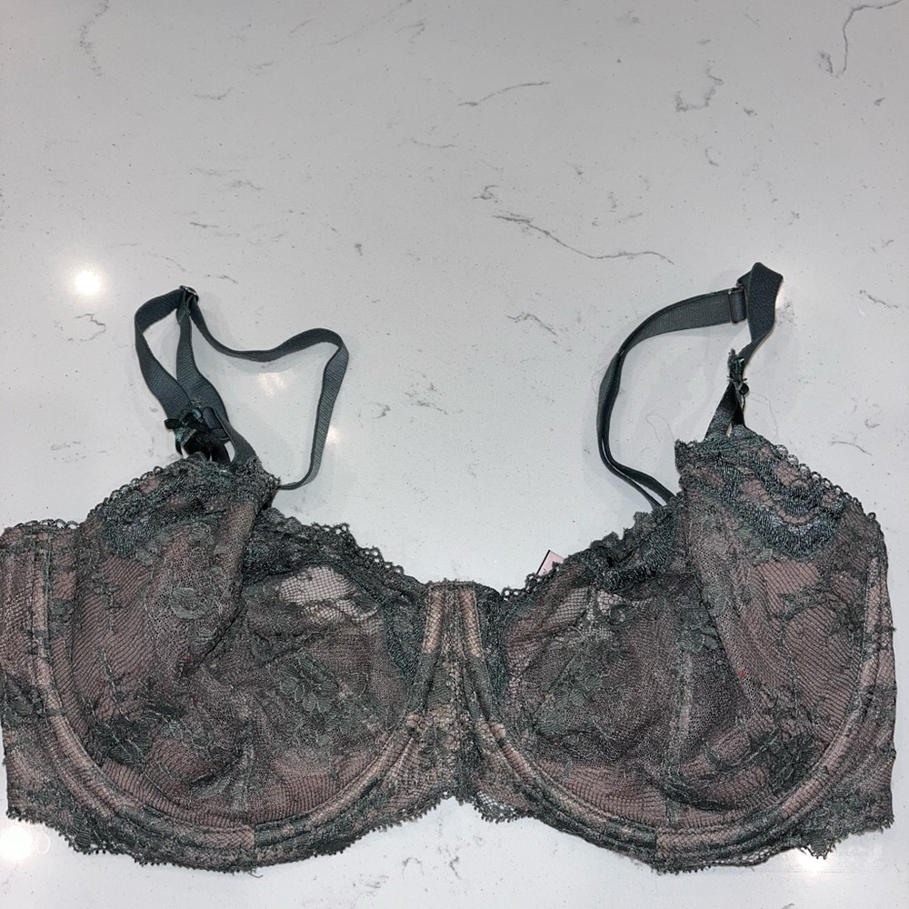 Victoria’s Secret 36 DDD padded push up bra for sale 🤎💚